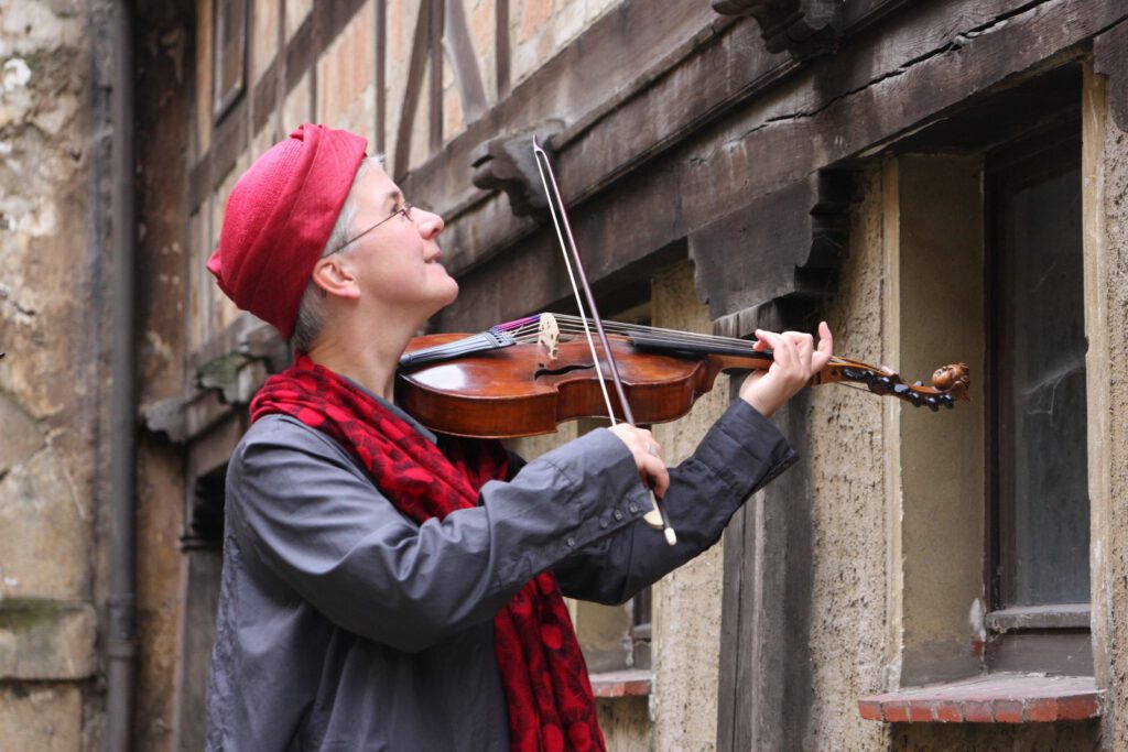 Anne Schumann mit Viola d'amore
